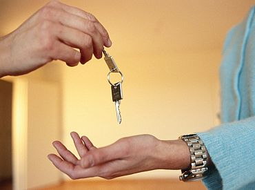 Хозяин продает квартиру, которую я снимаю по договору. Новый может меня выселить?