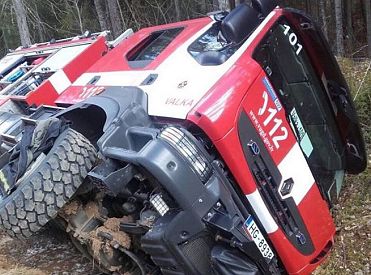 Тушите пожары сами: пожарным-добровольцам выдадут списанную технику