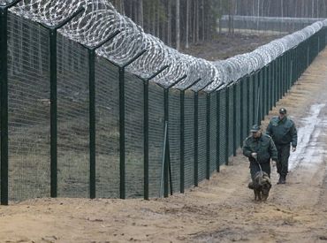 Slovēnija dāvina Latvijai 5 kilometrus dzeloņstiepļu žoga robežas aizsardzībai