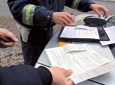 Mātei draud 70 eiro sods par bērna atstāšanu automašīnā pie veikala