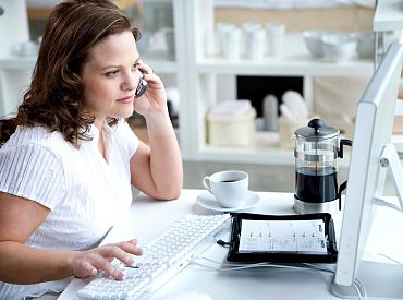 Есть ли в Латвии предприятия, где люди работают десятки лет? Дискуссия в соцсети выяснила — да