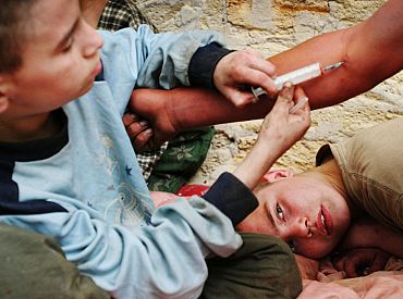 Pētījums: Eiropā pusaudži mazāk smēķē un dzer, bet vairāk lieto narkotikas