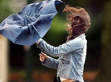 Ceturtdien saglabāsies lietus mākoņi un brāzmains vējš