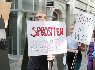 «Свободу курам!» В Риге около 250 человек участвовали в шествии против содержания несушек в клетках