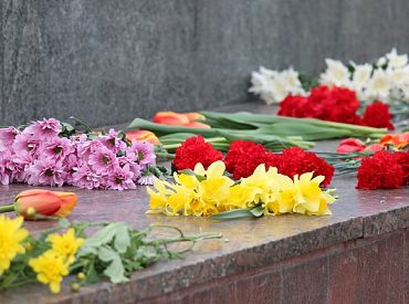 Полицейские убирают цветы с места, где раньше находился памятник в Нарве
