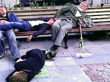 «Заколдованная» остановка: жители Петерсалы устали от постоянного пьянства и драк