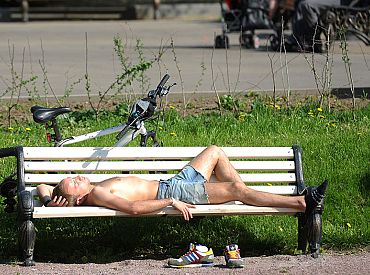 Vasarīgs siltums pirmdien atnāks ar brāzmainu dienvidu vēju