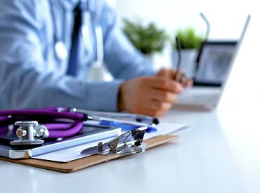 Mediķu arodbiedrība lūdz samazināt finansējumu aizsardzībai par labu veselības nozarei