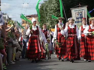 Esplanādē atklās Dziesmu un deju svētku virsdiriģentu un virsvadītāju portretu izstādi