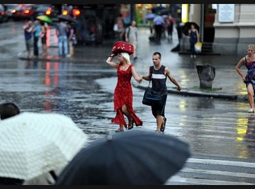 Svētdien valsts rietumos gaidāmas stipras pērkona lietusgāzes