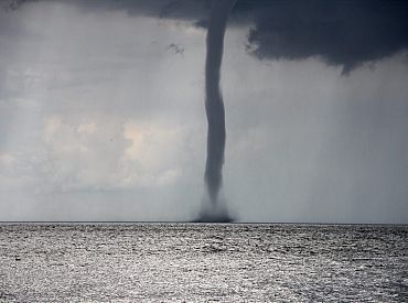Latviju šķērso bīstami negaisa mākoņi; Lietuvā plosījies tornādo