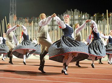 Deputāti par Dziesmu svētku biļešu iegādes priekšrocībām izsakās negatīvi