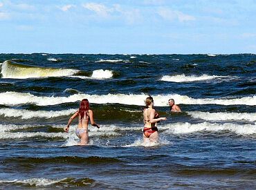Arī šogad Jūrmalas pilsētas pludmale ir piesārņotākā, tīrākās pludmales — Talsu un Limbažu novadā