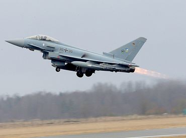 Samazina cietumsodu diviem jauniešiem par Gaisa spēku bāzes izspiegošanu un provokācijām Krievijas specdienesta labā