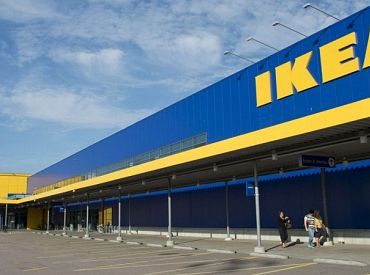 «IKEA» arī pēc darba atsākšanas klātienē turpinās piedāvāt bezontakta saņemšanu attālināti iegādātām precēm