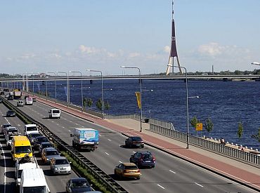 Rīgā asfaltēšanas darbu laikā slēgs satiksmi Krasta ielā