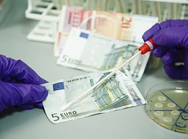 Jelgavā pie personas atrod vairākus desmitus viltotu 20 un 50 eiro banknošu