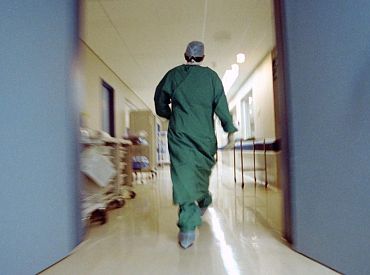 VM saņem ziņas par ārstiem, kuri atsakās iet uz darbu bailēs no Covid-19