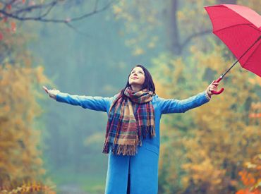 Svētdien gaidāms silts un vējains laiks, daudzviet īslaicīgi līs