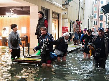 Plūdi Venēcijā turpinās; jau trešo reizi šonedēļ slēgts Svētā Marka laukums