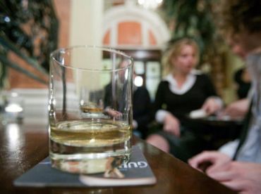 Звучит цинично: какие напитки под именем Латвии подают в одном из баров Рима