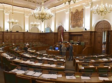 Saeima pieņem Juridiskās komisijas neatbalstītos grozījumus par ministru biedru izveidošanu