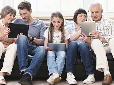 Aptauja: Latvijas iedzīvotāji visbiežāk informāciju par notiekošo Latvijā un pasaulē iegūst sociālās saziņas platformās