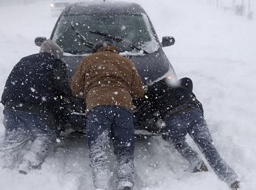 С утра затруднено движение на всех главных дорогах Латвии