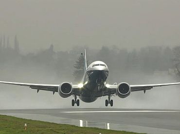 Новая авария с Boeing: на взлете самолет потерял колесо шасси