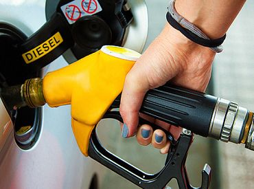 Ажиотаж на бензоколонках: кое-где топлива может не хватить