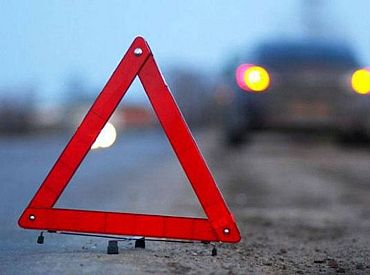 Sprādzienā Rēzeknē bojātas vairākas automašīnas, notikuma vietā strādā policija