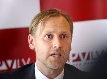 Gobzems iesniegumā Mūrniecei norāda, ka e-platformā sasauktā sēde neatbilst Satversmei