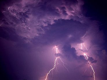 Pirmdien pastiprināsies sutoņa; postošs pērkona negaiss dažviet var atnest milzu krusu