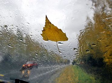 Tuvākajās dienās gaidāma saule, lietus mākoņi un stipras vēja brāzmas