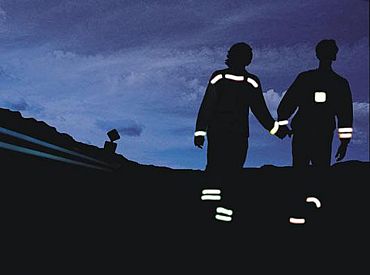 Невидимы в темноте: каждую неделю на дорогах Латвии гибнет пешеход