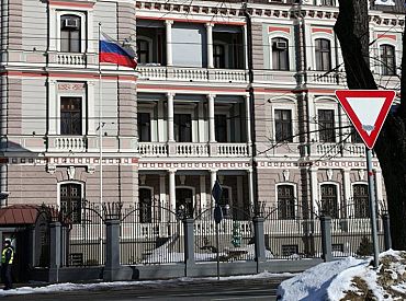 Krievijas vēstniecība, iespējams, saņēmusi aizdomīgu sūtījumu ar nezināmas izcelsmes vielu