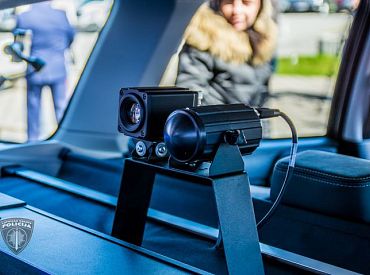 Ar 360 grādu kameru aprīkotais policijas mikroautobuss pirmajā mēnesī konstatējis 600 satiksmes noteikumu pārkāpumus