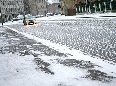 Apledojums un sniegs apgrūtina braukšanu lielākajā daļā Latvijas teritorijas