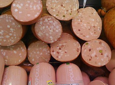 Dziesmu un deju svētku dalībniekus aicina neēst šodienas launaga pakā izsniegto vārīto desu