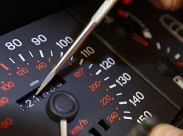 Каждый 10-й автомобиль в Латвии — со «скрученным» пробегом: эксперты