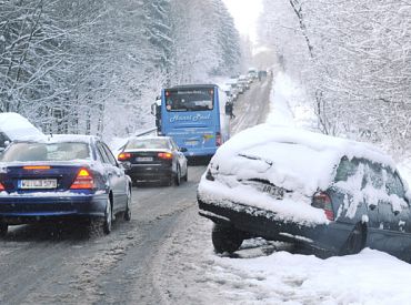 Sniegs un apledojums šorīt apgrūtina braukšanu gandrīz visā Latvijā