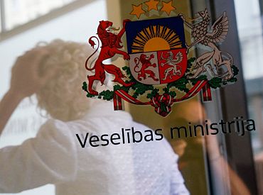 Veselības aprūpes pakalpojumu grozu ieviešanu rosina atlikt vēl uz pusgadu