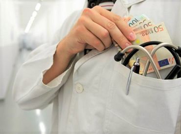 Vēža pacienti ceļ trauksmi par augstajām ārstēšanas izmaksām