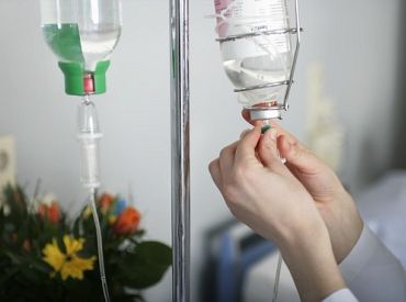 Палаты переполнены и пациенты все тяжелые: в больницах наплыв жертв ДТП и отравлений