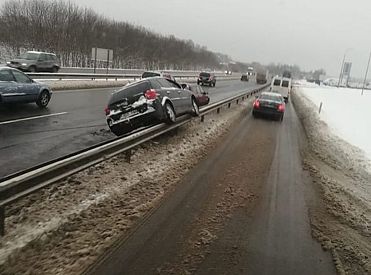 Šoziem no ceļa noslīdējuši par 60% vairāk auto nekā pērn un avārijas bijušas smagākas