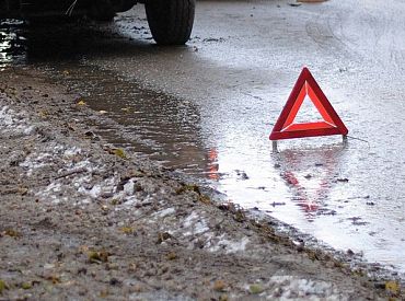 Pie Ķekavas apļa kravas automašīnai izbirusi krava ar alus pudelēm