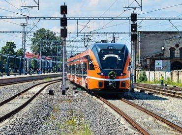 Jaunos elektrovilcienus sāks piegādāt vien nākamā gada janvārī