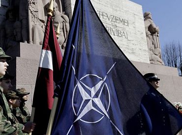 И истребители на низкой высоте: у памятника Свободы — выставка военной техники НАТО