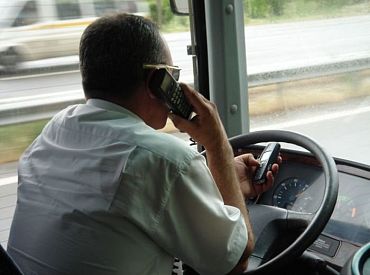 Aptauja: Latvijā 77% autovadītāju izmanto mobilo telefonu pie stūres