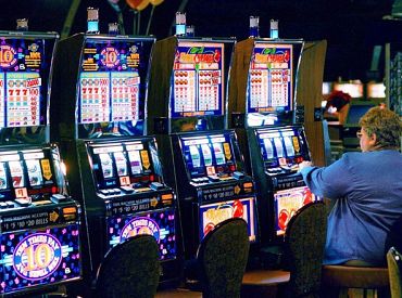 Bordāns rosinās Covid-19 krīzes laikā slēgt arī azartspēļu zāles